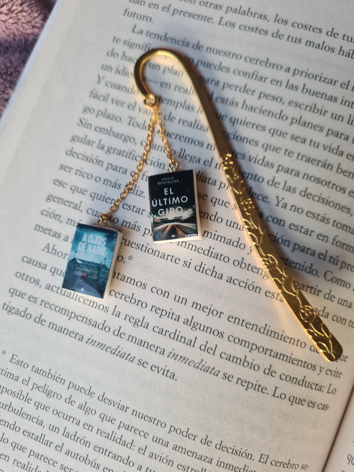 Brincos de livro (personalizados) - Joias artesanais personalizadas - Coleção BookLovers: Circus X Blay