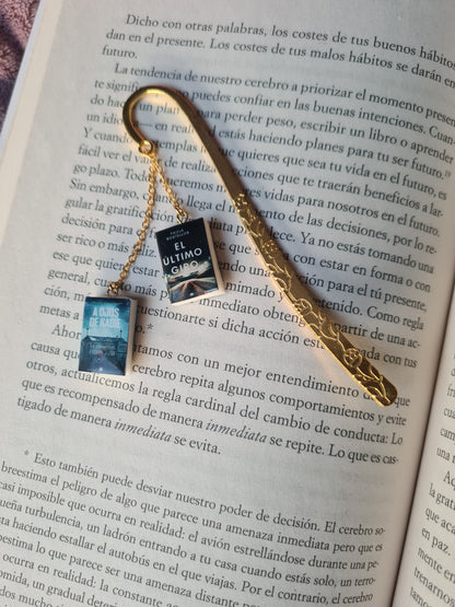 Brincos de livro (personalizados) - Joias artesanais personalizadas - Coleção BookLovers: Circus X Blay