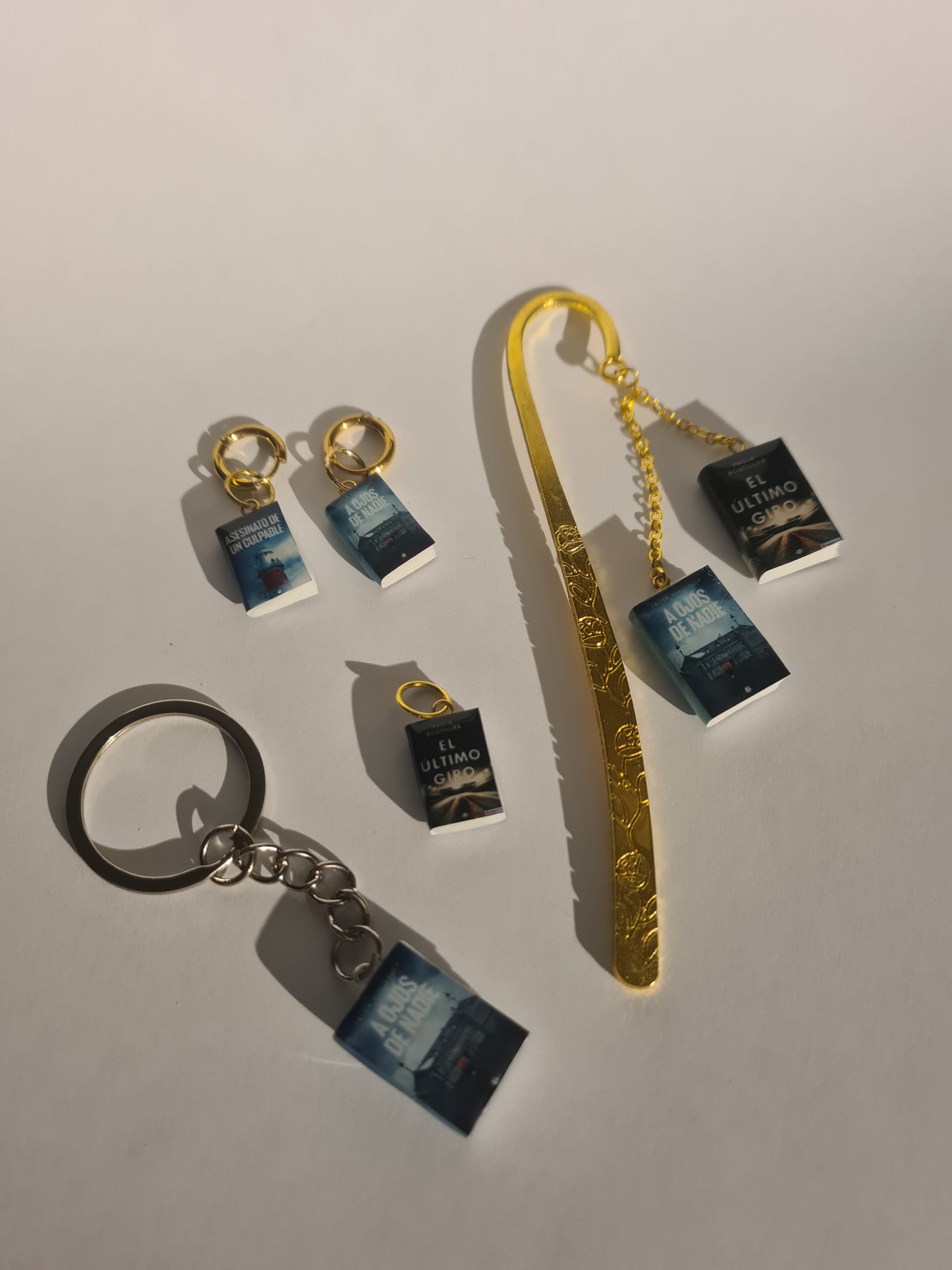 Brincos de livro (personalizados) - Joias artesanais personalizadas - Coleção BookLovers: Circus X Blay