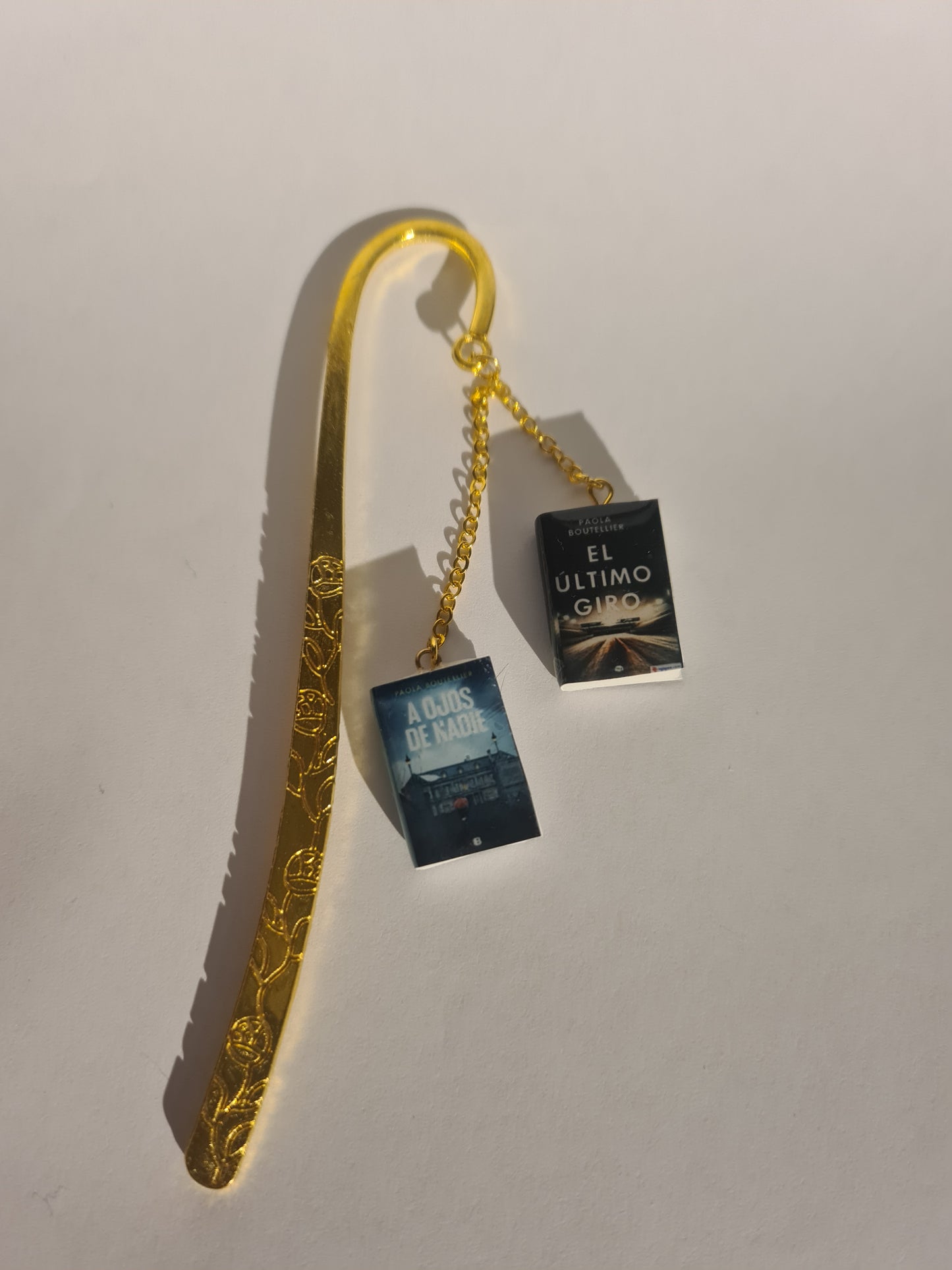 Brincos de livro (personalizados) - Joias artesanais personalizadas - Coleção BookLovers: Circus X Blay