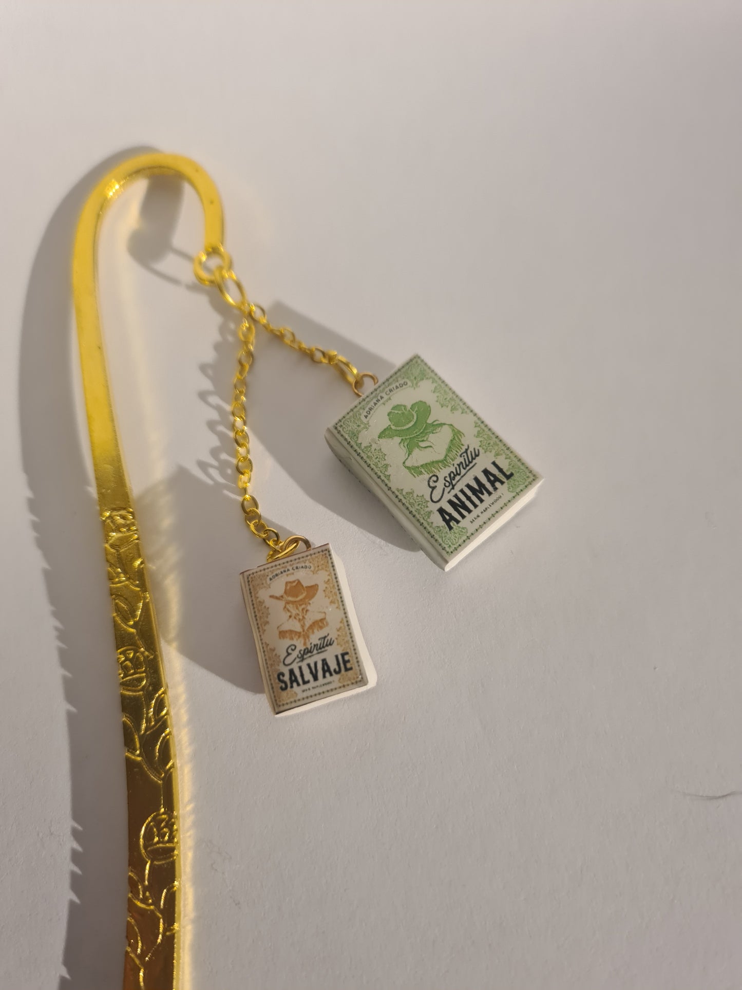 Brincos de livro (personalizados) - Joias artesanais personalizadas - Coleção BookLovers: Circus X Blay