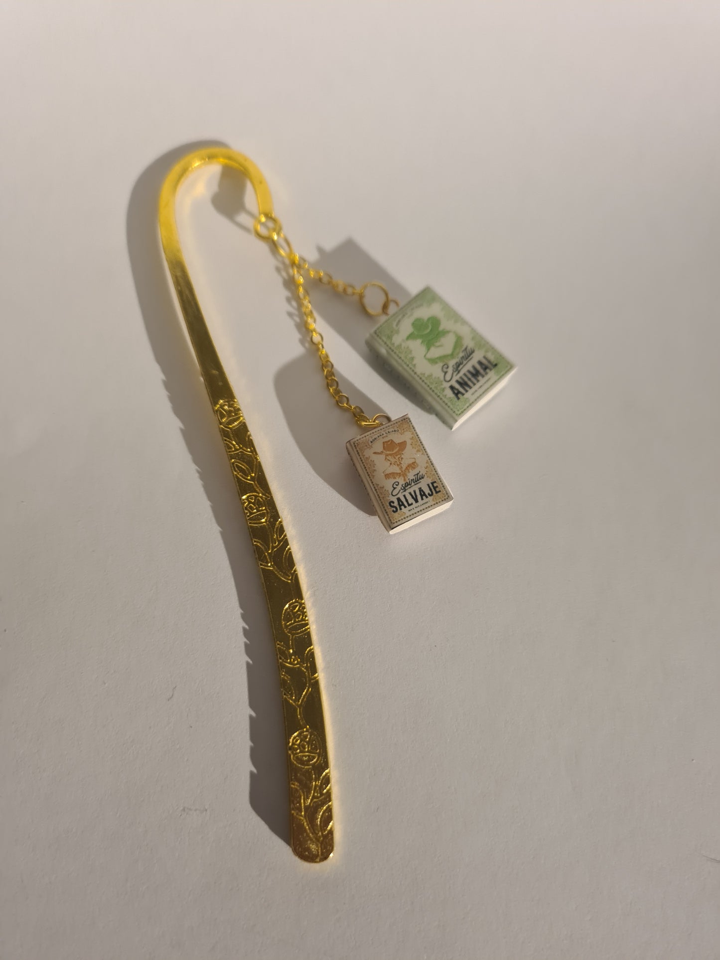 Brincos de livro (personalizados) - Joias artesanais personalizadas - Coleção BookLovers: Circus X Blay