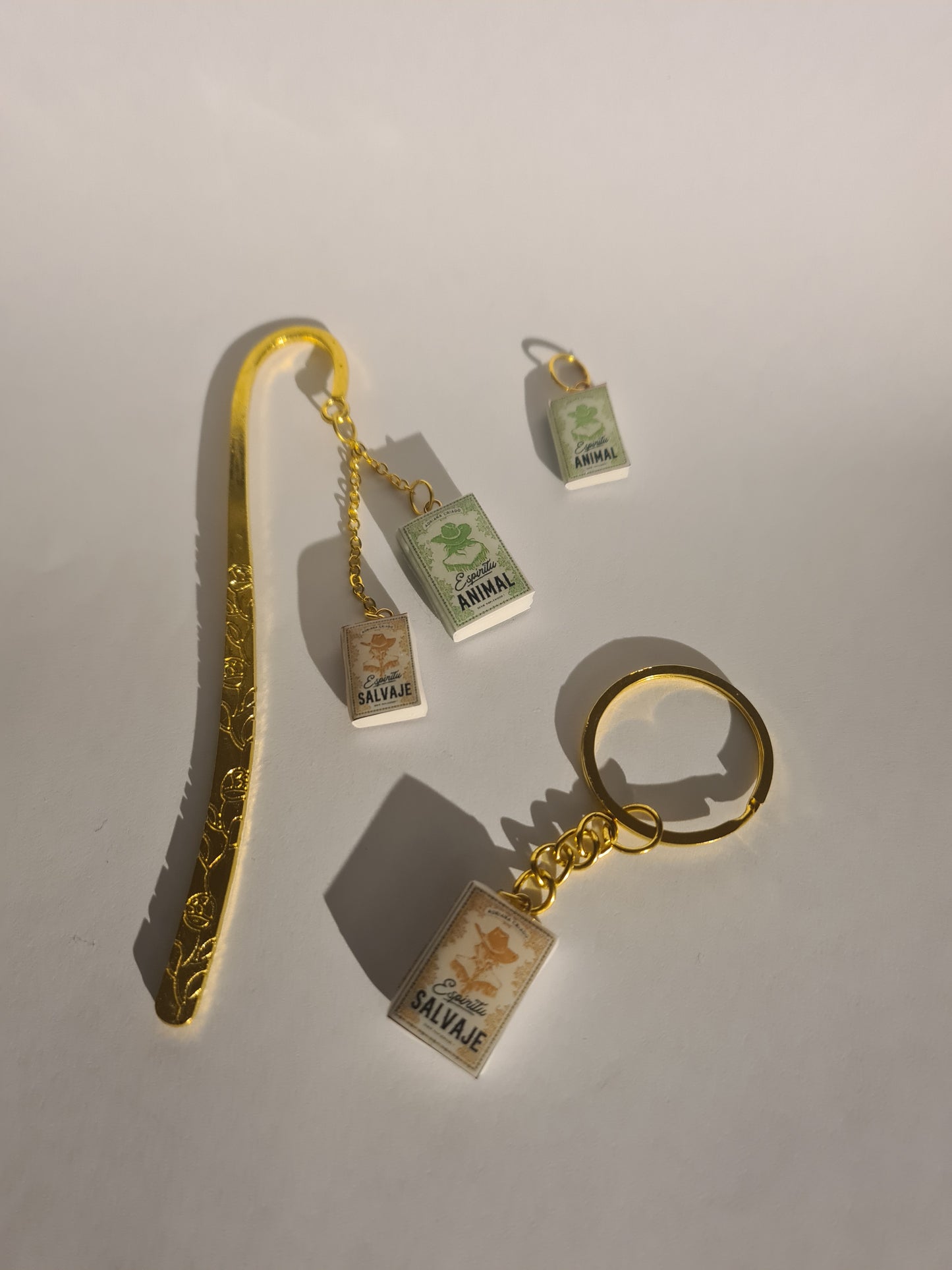 Brincos de livro (personalizados) - Joias artesanais personalizadas - Coleção BookLovers: Circus X Blay