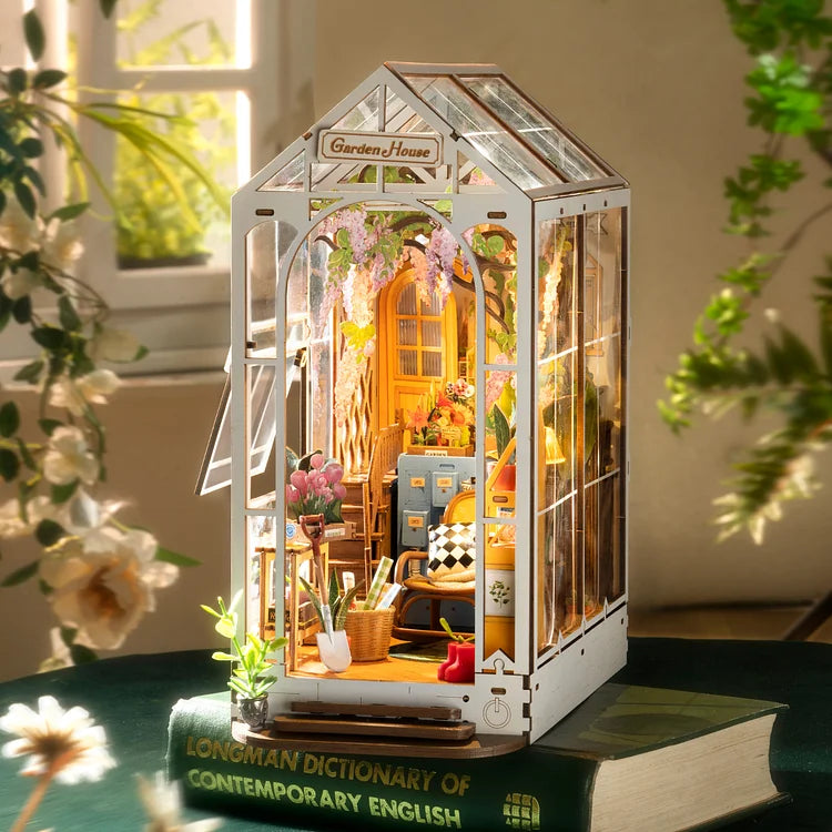 Holiday Garden - Book Nook CIRCUS